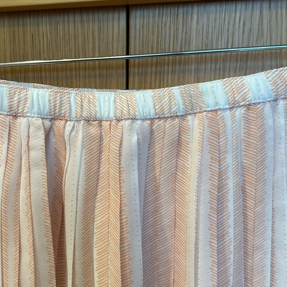 BCBG Mini Skirt, M - Picture 2 of 4